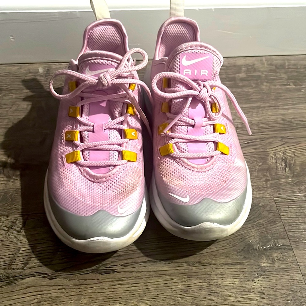 Girls’ Nike Air Max Axis size 1Y